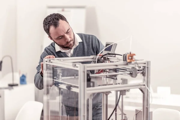 Uomo adulto barbuto che lavora con la stampante 3D — Foto Stock