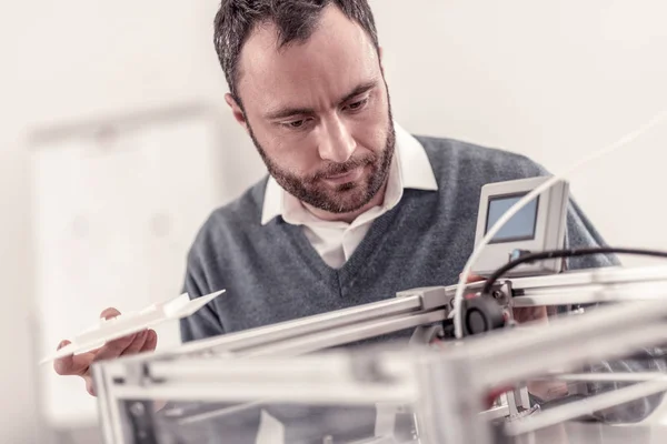 Ingeniero adulto inteligente que fija una impresora 3D — Foto de Stock