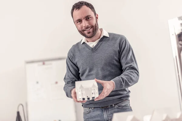 Homme souriant présentant le projet de nouvelle maison — Photo