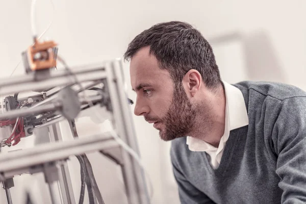 Hombre adulto barbudo imprimiendo un objeto 3D — Foto de Stock