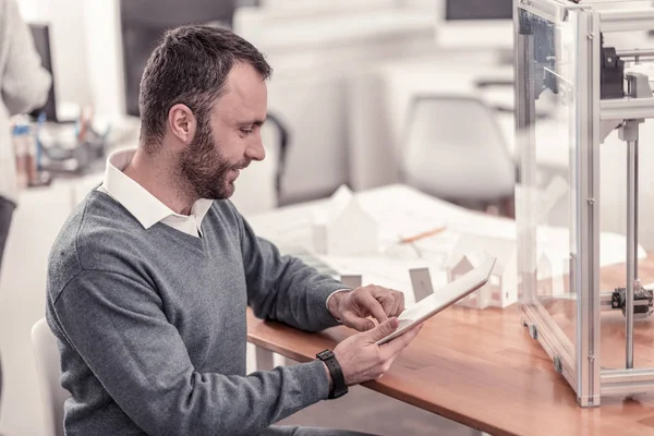 Hombre inteligente leyendo cómo utilizar la impresora 3D — Foto de Stock