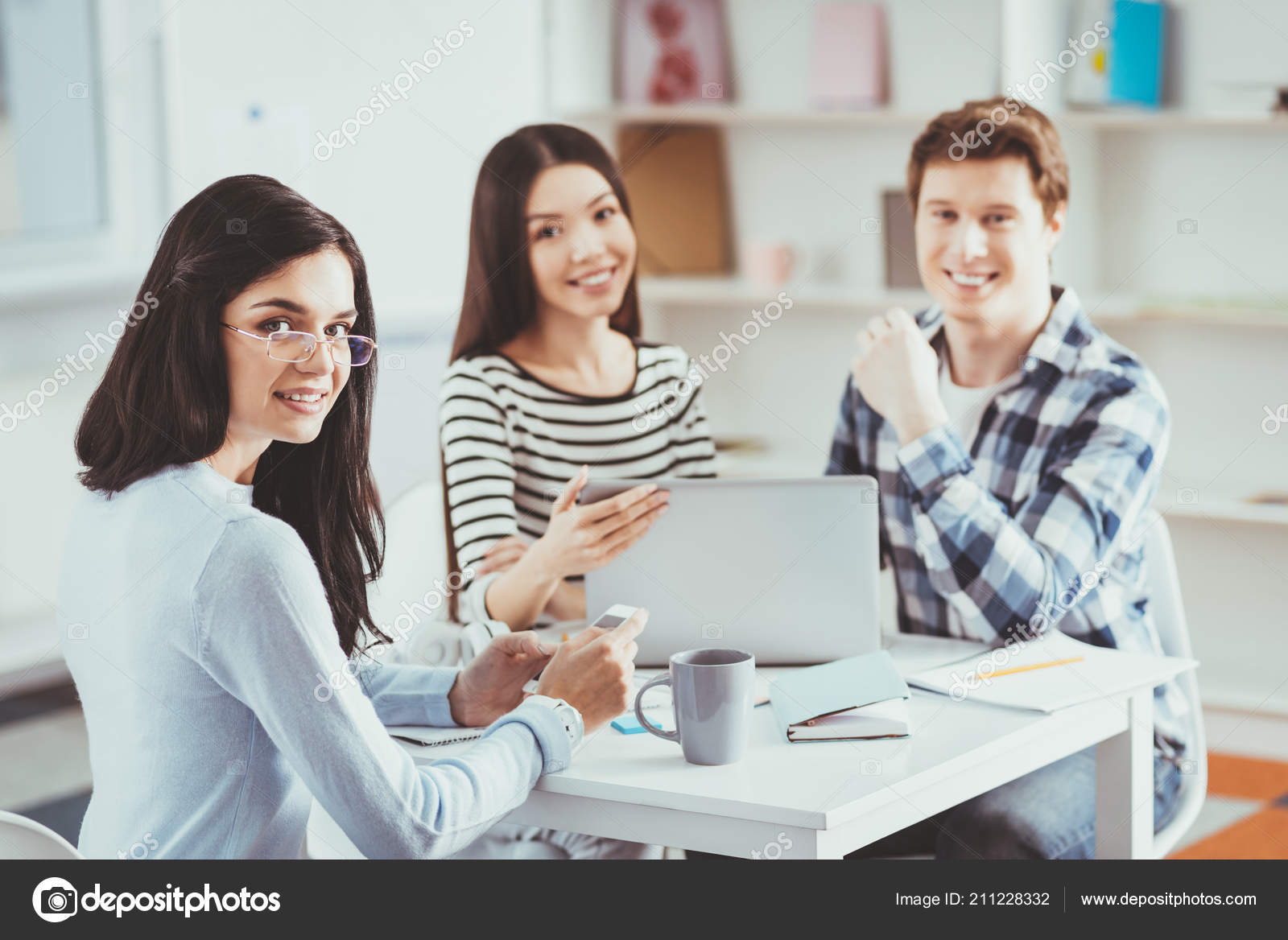 Pessoas positivas agradáveis olhando para você — Foto © yacobchuk1  #211228332, image size:1600x1168