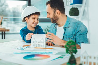 Neşeli adam oğlu ile eğleniyor