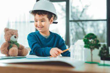 Neşeli küçük erkek ev modeli ile oynamak