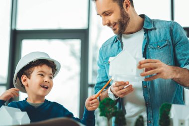 Neşeli küçük çocuk fıkraya gülmek