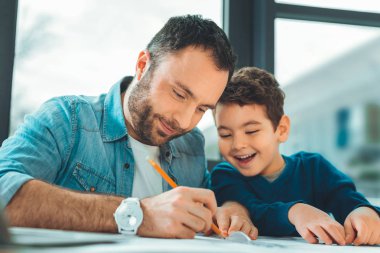 Olumlu memnun baba oğlu ile vakit