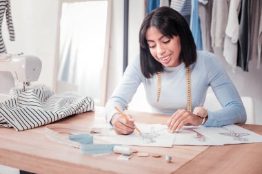 Hevesli tasarımcı giyim koleksiyonu için resimler çizim