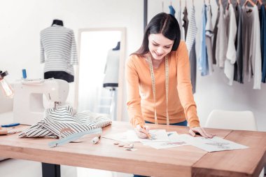 Konsantre tasarımcı kıyafetleri ile yeni taslak oluşturma