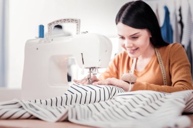Seçici odak dikiş süreci ve dikiş makinesi