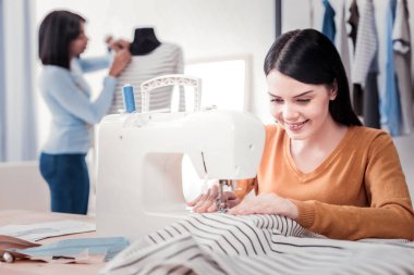 Seçici odak yetenekli tasarımcı dikiş Modern giyimleri