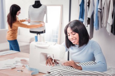 Kişisel studio çalışma neşeli terzi