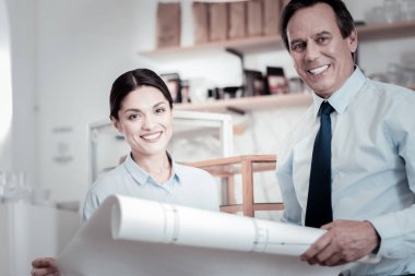 Bir plan ile ayakta ve mutlu görünüyordu dostu Mimarlar