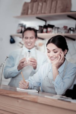 Rahat garson yapım notları ve bir bardak tutan bir garson