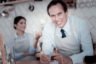 Notlar ve memnun duygu garson gülümseyerek