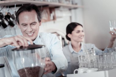 Barista kahve yaparken gülümseyen Olgun