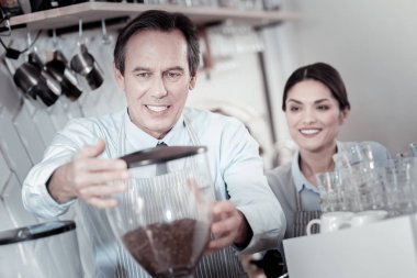 Yeni bir kahve makinesiyle çalışırken baktılar duygu baristas gülümseyen