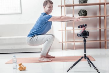 Evde egzersiz yapan erkek gülümseyen