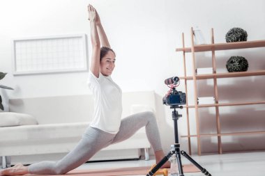 Güzel blogger yapma spor hakkında video