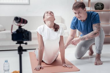 Güzel eğitmen egzersizleri sırt için gösterilen