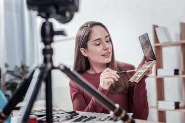 Güzel kız göz gölgeler palet holding