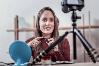 Güzel kadın sıvı ton temel uygulama