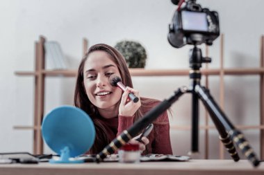 Genç kadın makyaj yapma