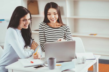 Dizüstü bilgisayar ekranında işaret mutlu neşeli kadın