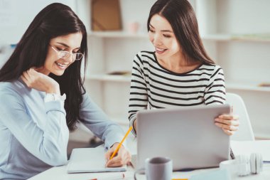 Güzel genç kadın Not almak