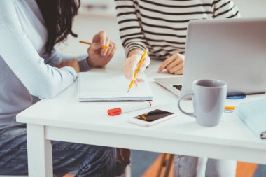 Masanın üzerinde yatan bir defter yakın çekim