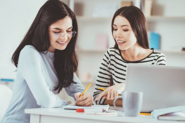 Notlar alan memnun güzel öğrenciler