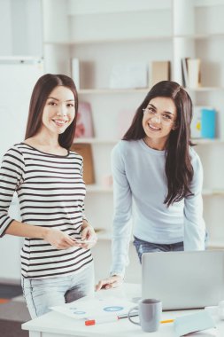 Sana bakmak çok mutlu hoş kadınlar