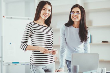 Onun smartphone tutan memnun Asyalı kadın