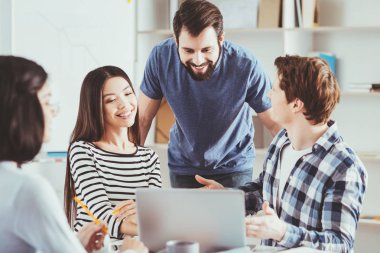 Gülümseyen pozitif sakallı adam