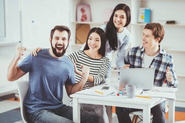 Neşeli duygusal adam mutlu hissediyor