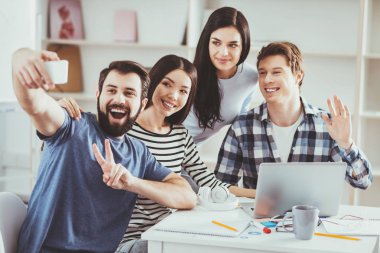 Bir akıllı telefon tutarak memnun sakallı adam