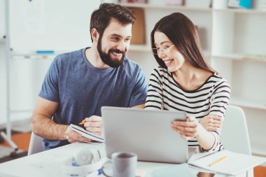 Projemiz. Onların proje üzerinde çalışırken dizüstü bilgisayar önünde oturup güzel genç öğrenci