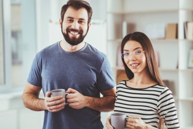 Neşeli genç insanlar sana bakıyor