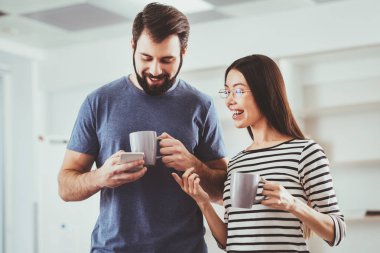 Onun akıllı telefon kullanan güzel hoş adam