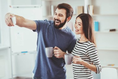 Bir selfie alarak neşeli sakallı adam