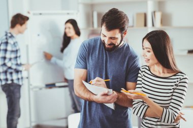 Güzel genç insanlar Not almak