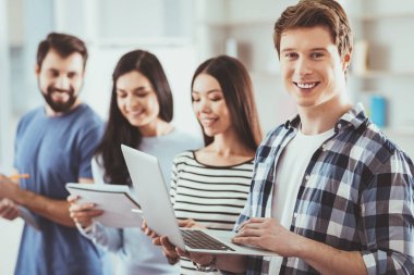 Size gülümseyen mutlu pozitif adam