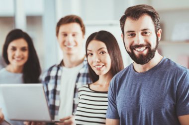 Sana bakmak pozitif neşeli adam