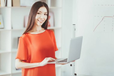 Onu laptop tutan neşeli genç kadın