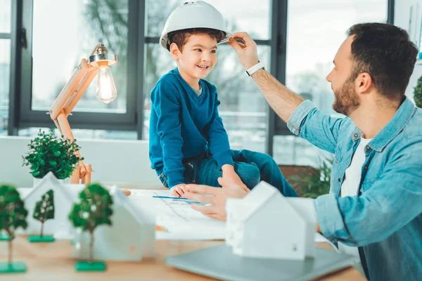 Criança alegre estar no trabalho com o papai — Fotografia de Stock