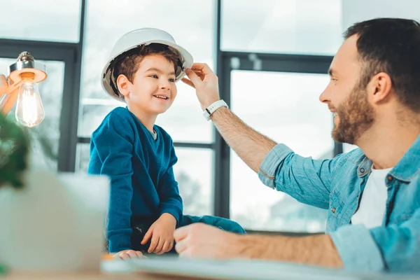 Primer plano de los machos sonrientes que juegan juntos — Foto de Stock