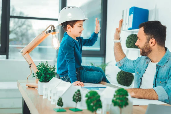 Pai e filho felizes trabalhando juntos — Fotografia de Stock