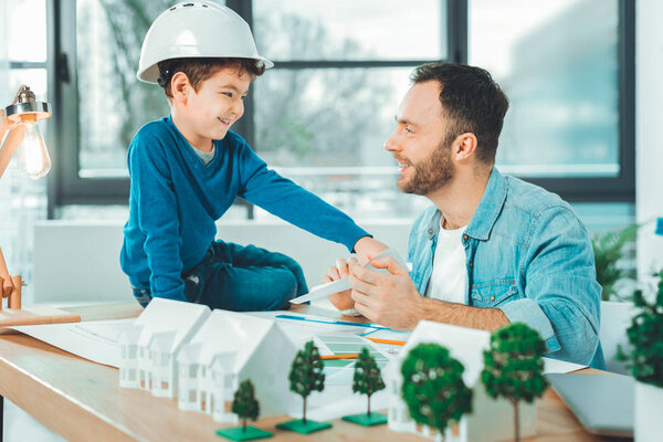 Довольный ребенок проводит время со своим отцом
