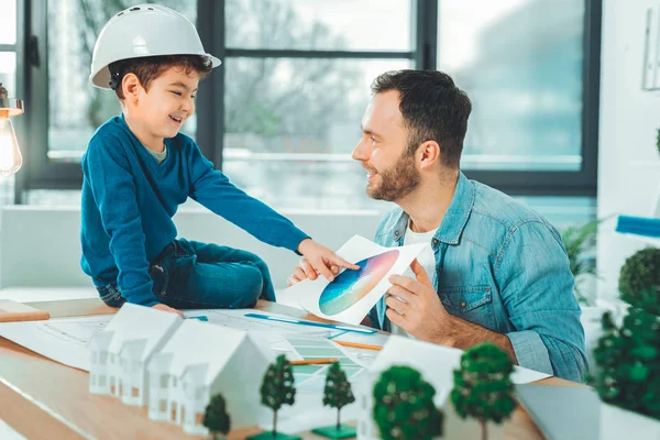 カラー パレットを指して面白い少年 — ストック写真