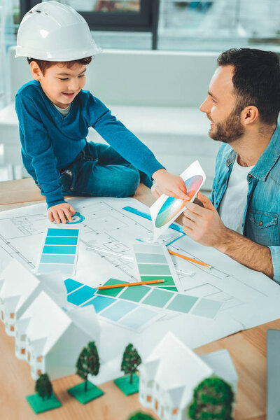 Веселый отец просит своего сына о помощи
