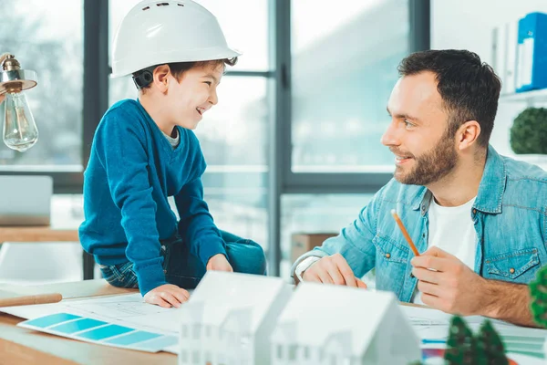 Smiling little boy communicating with daddy — Stock Photo, Image